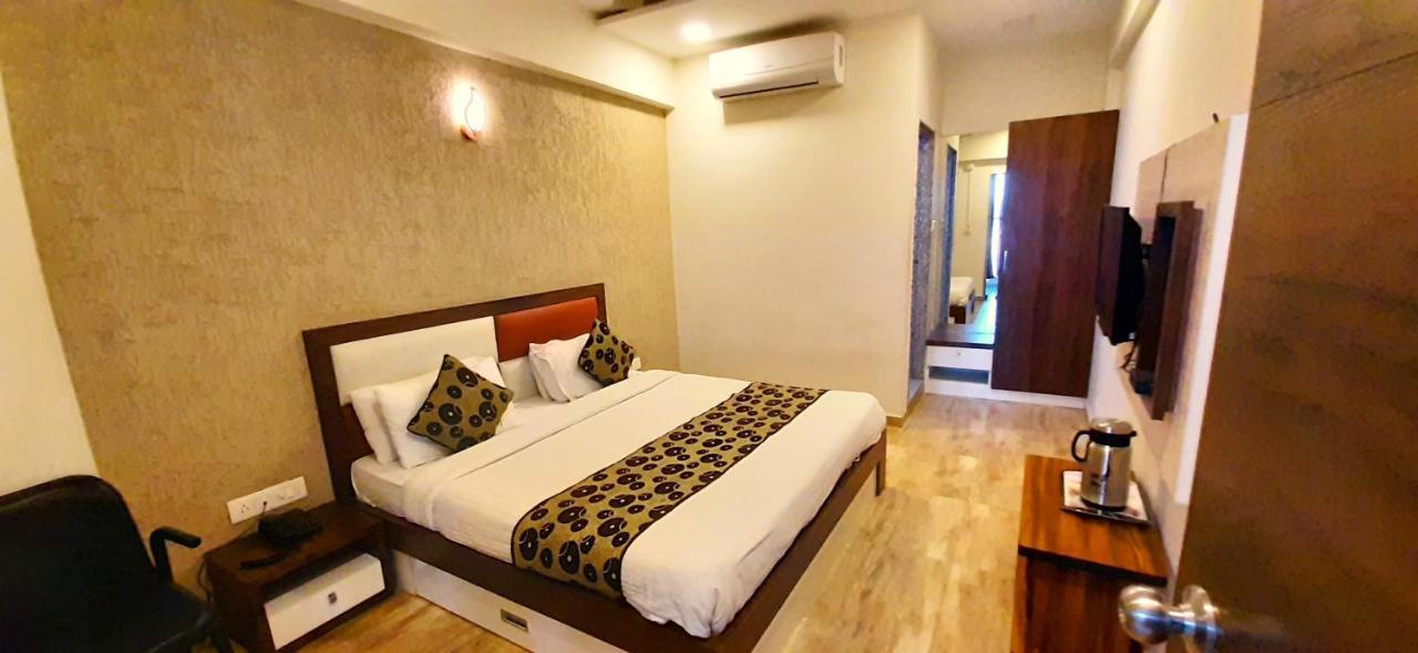 Hotel Tulip Plaza Ahmedabad Exterior photo