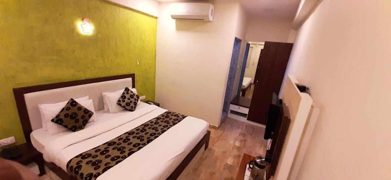 Hotel Tulip Plaza Ahmedabad Exterior photo