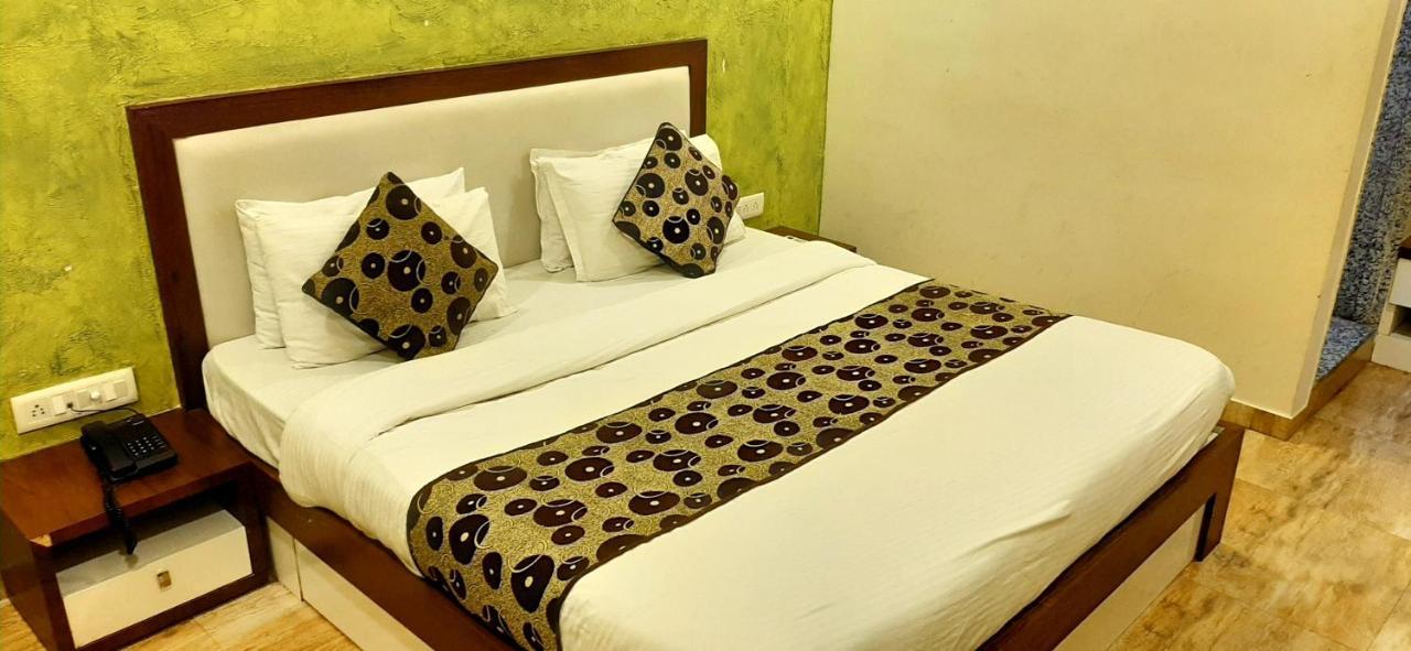 Hotel Tulip Plaza Ahmedabad Exterior photo