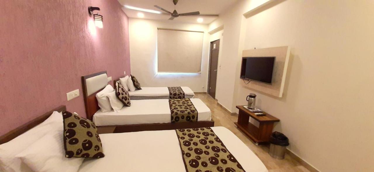 Hotel Tulip Plaza Ahmedabad Exterior photo