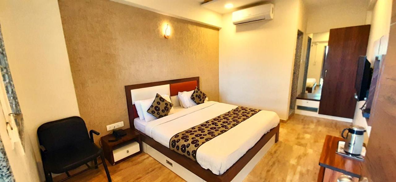 Hotel Tulip Plaza Ahmedabad Exterior photo