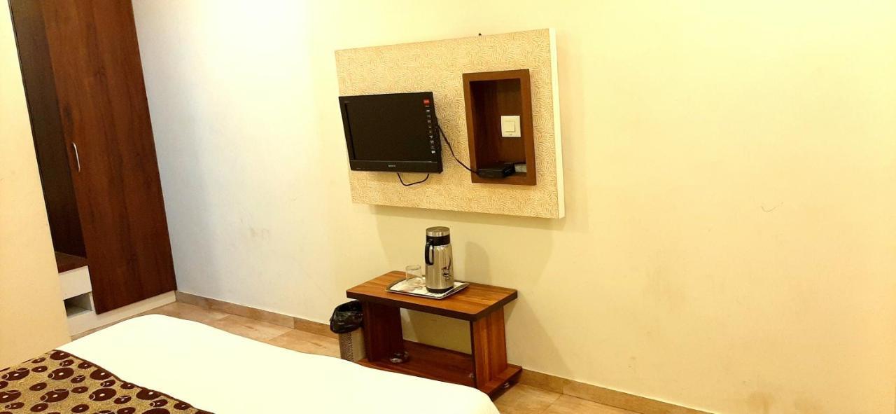 Hotel Tulip Plaza Ahmedabad Exterior photo