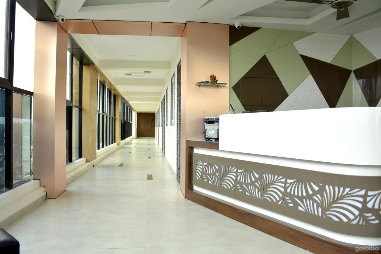 Hotel Tulip Plaza Ahmedabad Exterior photo