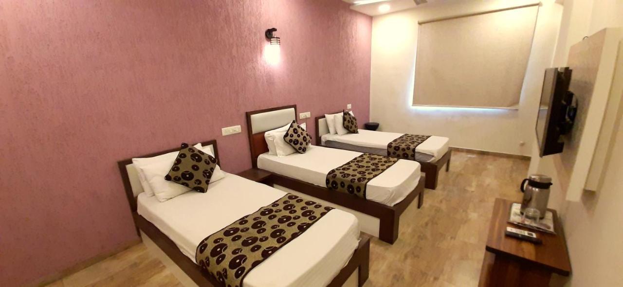 Hotel Tulip Plaza Ahmedabad Exterior photo