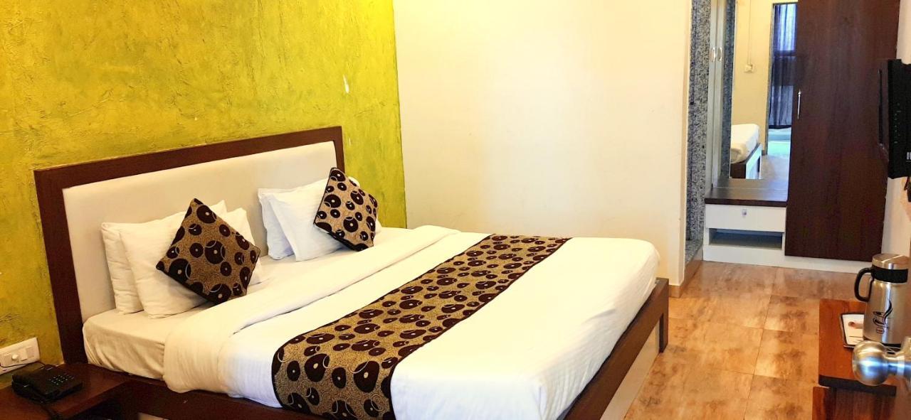 Hotel Tulip Plaza Ahmedabad Exterior photo