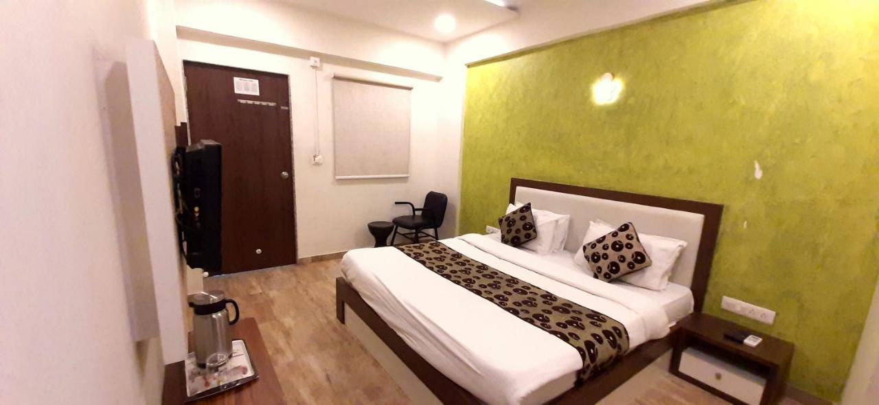 Hotel Tulip Plaza Ahmedabad Exterior photo